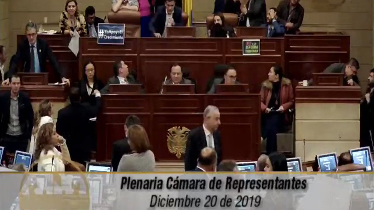 Así pupitrean a las 3:20AM, los partidos amigos del gobierno de @IvanDuque, la Reforma Tributaria.La oposición protesta y se le niega su intervención.Duque puede vencer pero no convencer. Tan débil está que debe hacer esto mientras toda Colombia duerme.