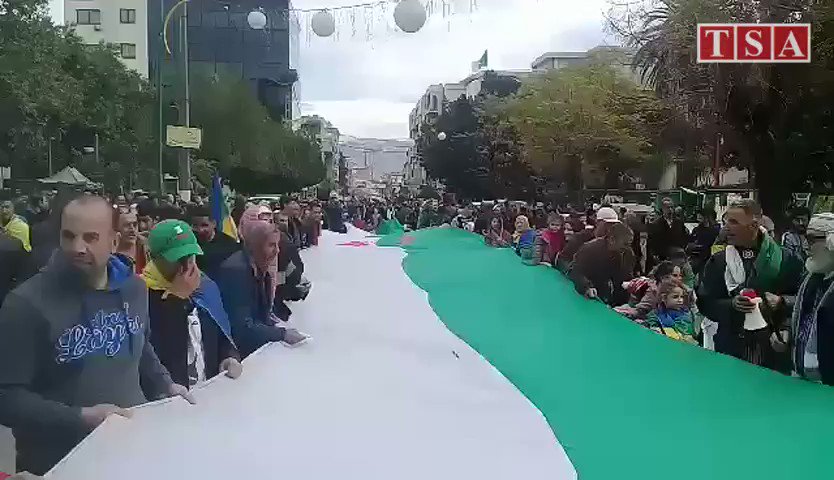Tizi Ouzou, 44e vendredi : les manifestants déploient un immense drapeau nationalSuivez notre Direct ➡https://google.com/amp/s/www.tsa-algerie.com/direct-44-vendredi-suivez-les-principaux-evenements/amp …