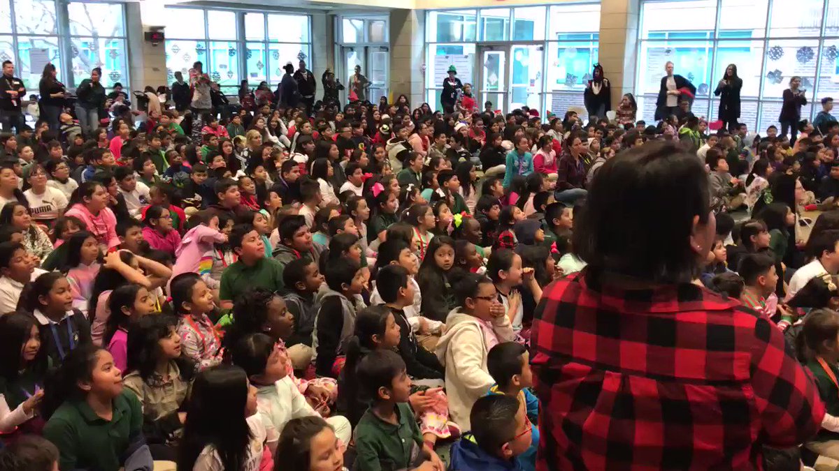 Jocelyn Varghese (@JVarghese87) on Twitter photo 20/12/2019 21:43:06 HoliYAY Singalong @CBEBears #RISDsaysomething HoliYAY Singalong @CBEBears #RISDsaysomething