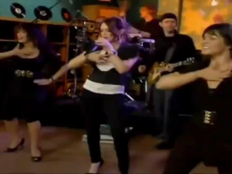 Happy birthday to the queen of dance breaks Hilary Duff 