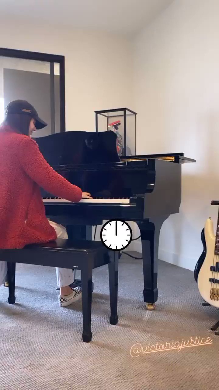 Does Victoria Justice Play Piano