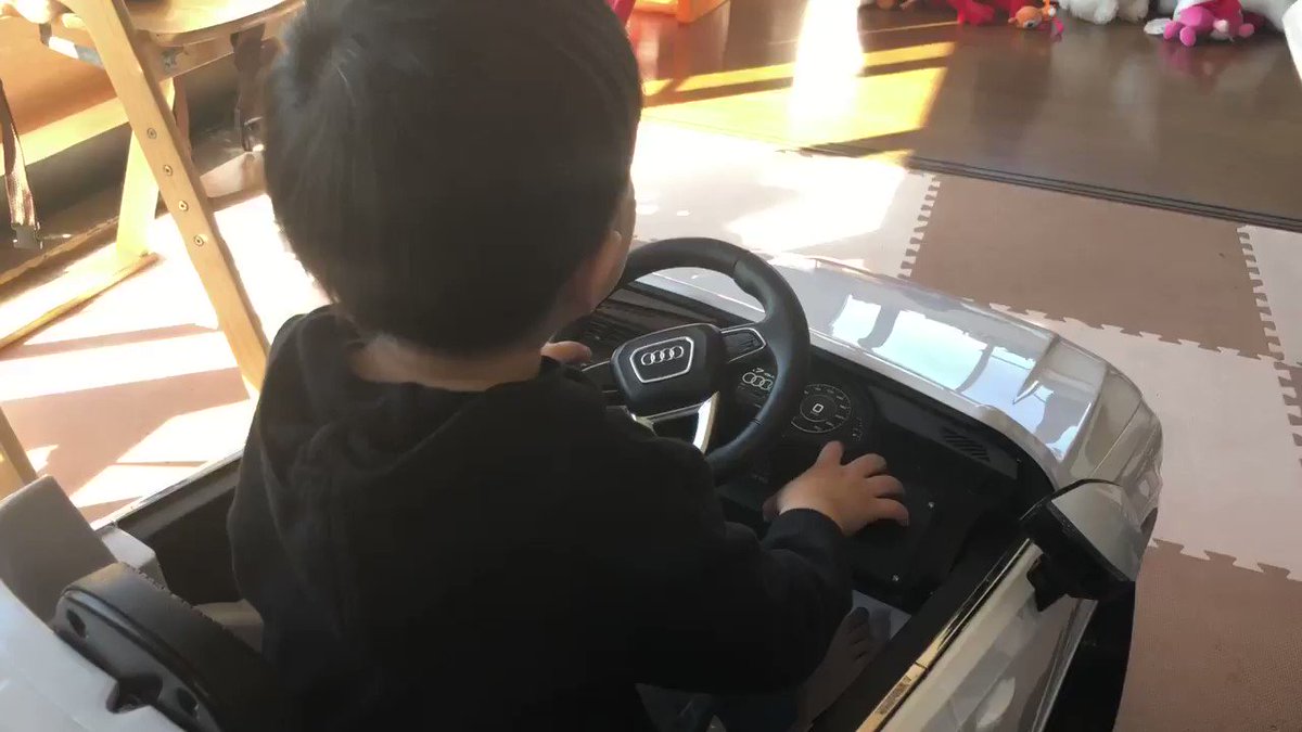 コストコで買える子ども用電動カーがクオリティ高すぎるし ドライバーの子どもの運転技術も凄すぎる 将来が楽しみ Togetter