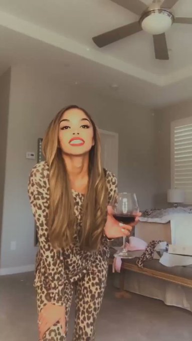 Sorry, not sorry ❤️ It&rsquo;s a hot girl Christmas #HotGirlChristmas @trishapaytas Let me tell you a story<a href="/tag/hotgirlchristmas"class="tags"><span>#hotgirlchristmas</span></a>