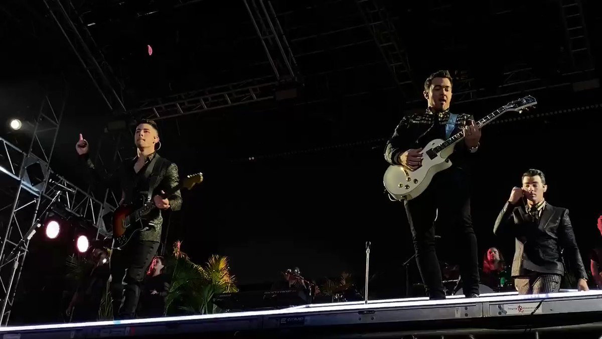 📹 01.01 | Jonas Brothers apresentando “Year 3000” no @Fontainebleau em Miami.