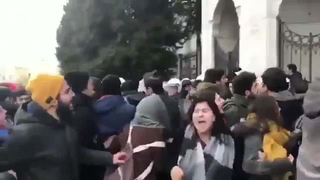 Jopu öyle sallıyor ki,nefretle! Sanırsın ülkeyi kurtarıyor. Oysa bu çocuklar yemek öğünü teke inmesin diye dilekçe vermek için ordalar! Kiminin yemek kartında 1 TL kalmış, kimi canına kıymış; ağaların itibardan tasarruf olmaz dediği yerde. #SibelUnli