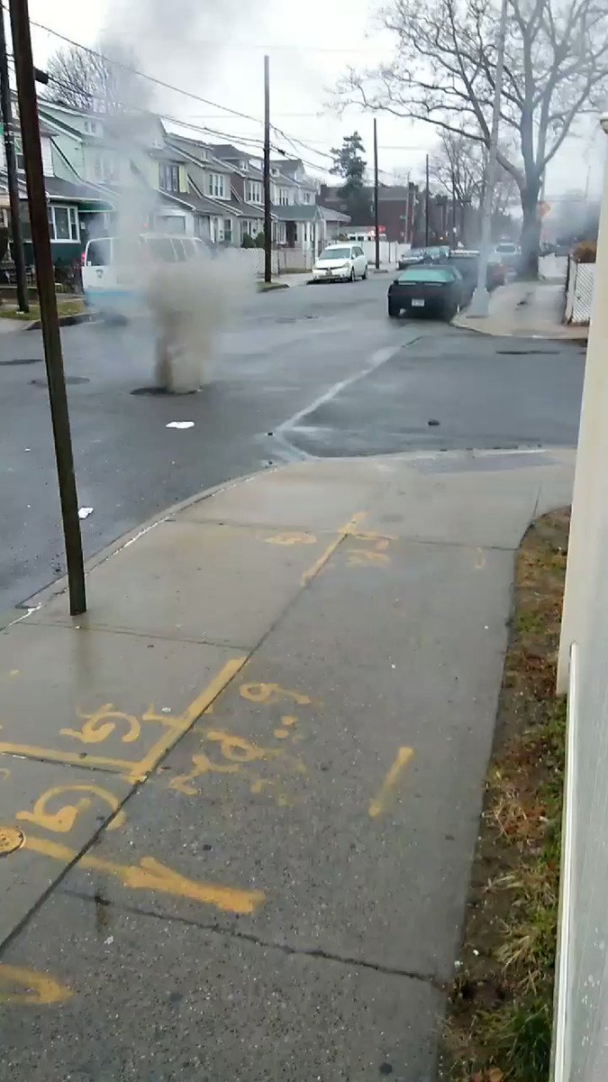 another manhole explosion in my neighborhood in st albans queens near the corner of 116th road/205street #conedison @ConEdison #fox5ny @fox5ny #cbsnewyork @CBSNewYork @JessicaMooreTV @jennamdeangelis @MaryCalviTV #fdny @FDNY ๐จ๐จ๐จ๐ฅ๐ฅ๐ฅ๐ฎ From All-Star Ralph