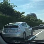 高速道路が渋滞する中、堂々と路側帯を走っていく車多すぎ!