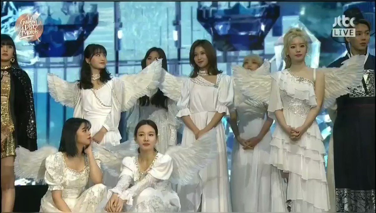 Twice情報局 Twice 美しすぎる天使姿で登場 Twiceは 第34回 Golden Disc Awards に 天使になって登場しました