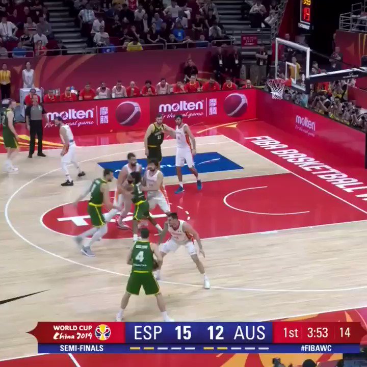 π¦πΊπ Andrew Bogut (@andrewbogut) aka Mr Fundamentals! Left Hand/Right Hand. Don't Matter!
#YouPickWeRoll #FIBAWC #AustraliaGotGame
