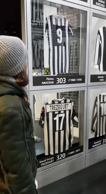 Capturing the history 📱👕 @ClaMarchisio8.
#JuventusMuseum