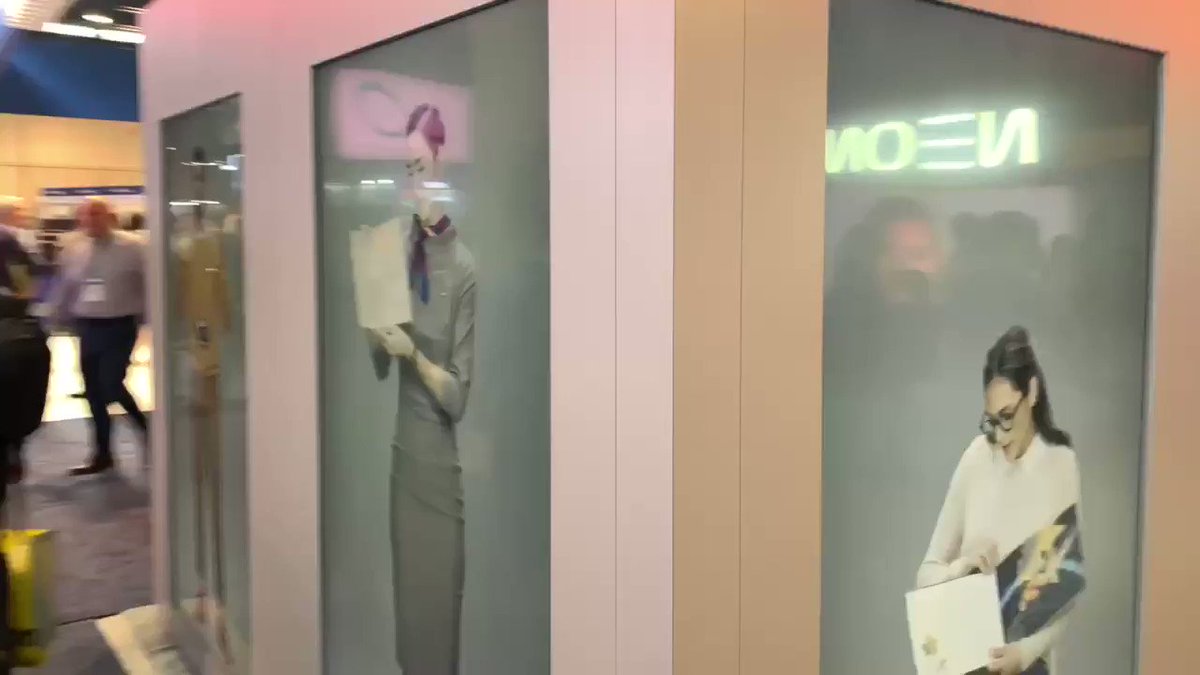 すごいクオリティ！ディスプレイに映る人の招待は……？