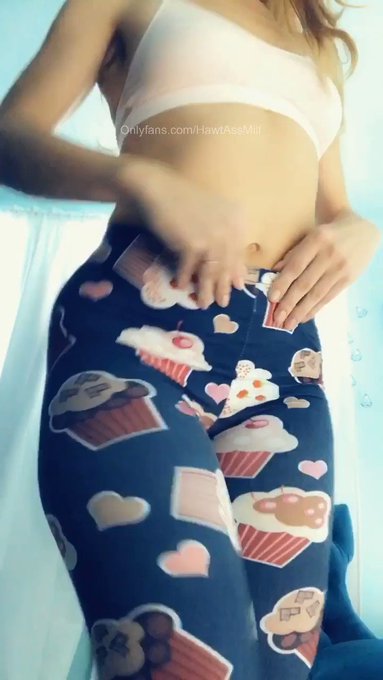 It’s a MILF cake 🍰 

You should have some and eat it too 

RT if you got sweet tooth 😋 https://t.co/