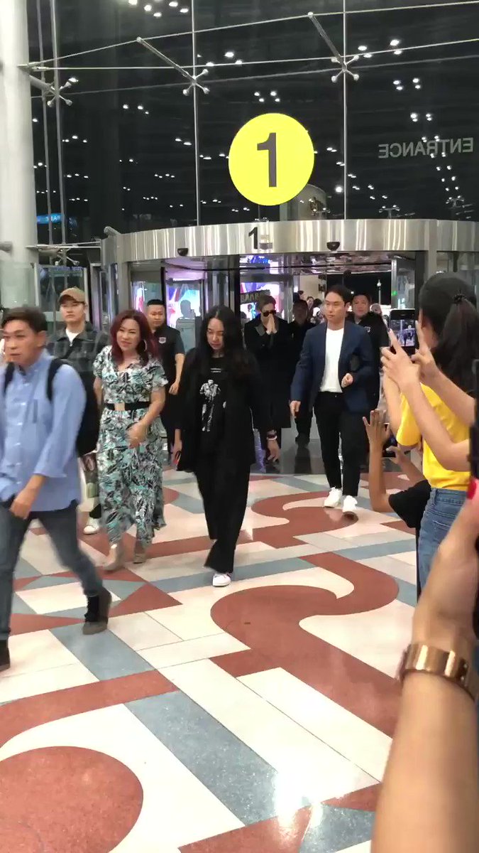 ชอบความเป็นระเบียบของทีมสนบ.มาก ไม่รุม ให้ช่องว่างทางเดินและระยะห่างกับน้องใครมองมาเค้าก็ชื่อชม รวมถึงตัวน้องด้วย แล้วเจอกันใหม่นร้าเดินทางปลอดภัยนะคร้าบ 💕#Seeyousoonbambam #BamBam @BamBam1A