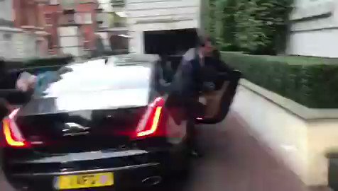یہ بندہ کوئٹہ میں رہا پاکستانی نمک کھایا پاکستان میں تعلیم حاصل کی.افغان واپس جا کر ہر روز پاکستان کے خلاف بھونکتا رہا.آرمی کی بکواس کرتا ہے.پاکستان آنا پسند نہیں کرتا اور نہ ہی افغانی کرکٹ ٹیم کو پاکستان بھیجنے کے حق میں ہےلیکن نواز شریف سے دوستی ہے ملنے لندن چلا گیاکچھ سمجھ آئی