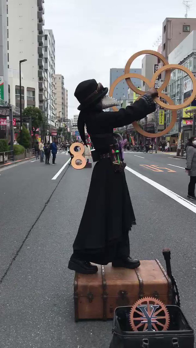 【もっとゼンマイを回したい】亀戸の大道芸の世界観が綺麗すぎて話題に