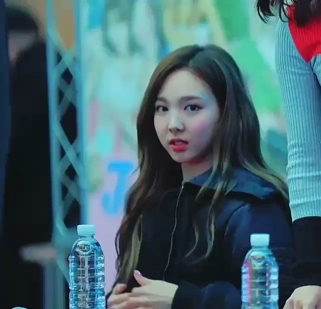 “Oooh she knows..🔥🔥🔥
#나연 #Nayeon #트와이스 #Twice https://t.co/kIoIh...