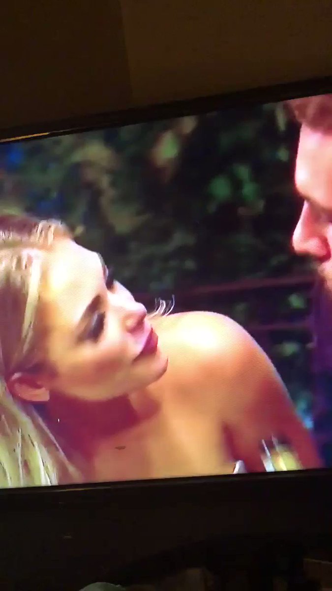 THIS IS THE FUNNIESTTHING IVE EVER SCENE LMAOOOOO #TheBachelor
