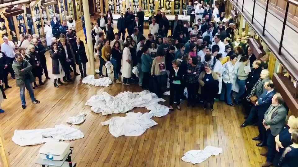 #grève14janvier Parijs #GiletsJaunes
Na de advocaten, leraren en ambtenaren van Mobilier National leggen nu ook medici hun werkkleding af…
Frankrijk kookt over, maar gelukkig wordt u op de hoogte gehouden door @NOS, @RTLnieuws c.s. ...
📽️ @cih_st