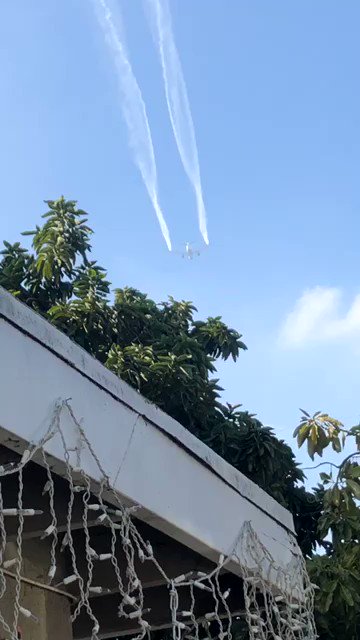 This is a Delta flight appearing to dump fuel over a primary school before landing in LA this morning. 70 firefighters and paramedics are on the scene assessing those affected. @9NewsAUS