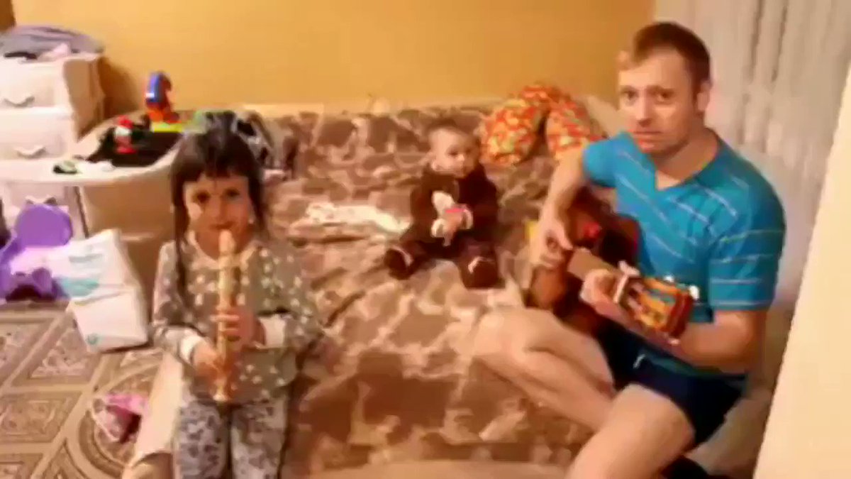 Abro debate: ¿El pequeño bebé se roba toda la atención en el vídeo o sólo me pasó a mí?Precaución☢️☢️☢️: Video no apto para personas con sobresaltos por ternura...♥️
