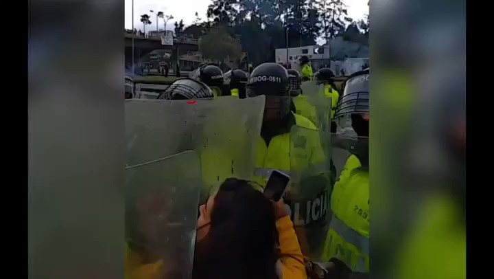 “Vaya grabe a esa alcaldesa hijueputa”. Qué descompuesta está la @PoliciaBogota. Mira Claudia a quienes mandaste a ‘restablecer el orden’ hoy.CC. @ClaudiaLopez @LuisErnestoGL @PGN_COL