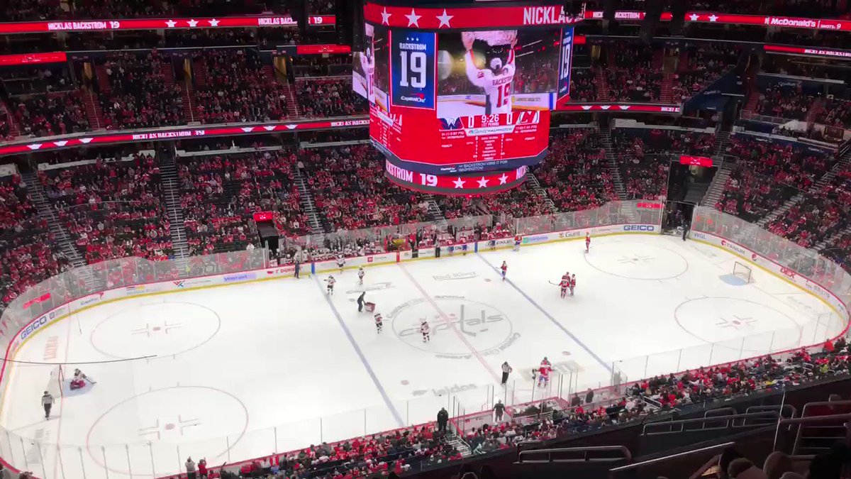 Nicklas Backstrom gets a hearty oviation from the Cap One faithful, two days after he inked a five-year extension that’ll keep him in Washington through 2024-25. #Caps pic.twitter.com/fjUkKgy7jX