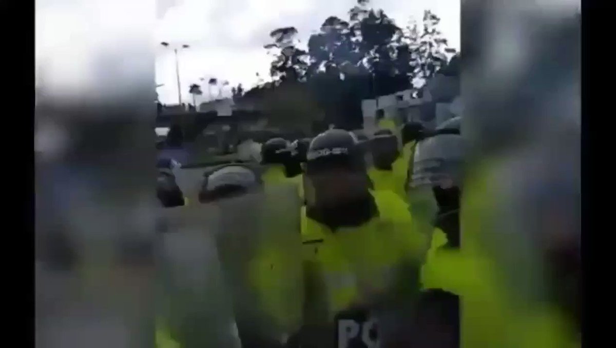 Un Miembro de la Policía Nacional se refiere así de la Alcaldesa Claudia Lopez."Vaya a grabar esa Alcaldesa HIJUEPUTA"Así dijo.¿Qué dirá ella? 🤔@ClaudiaLopez• • • • •@Matador000 @JulianRoman @Marianiniecheve @petrogustavo @GustavoBolivar @CathyJuvinao @piedadcordoba