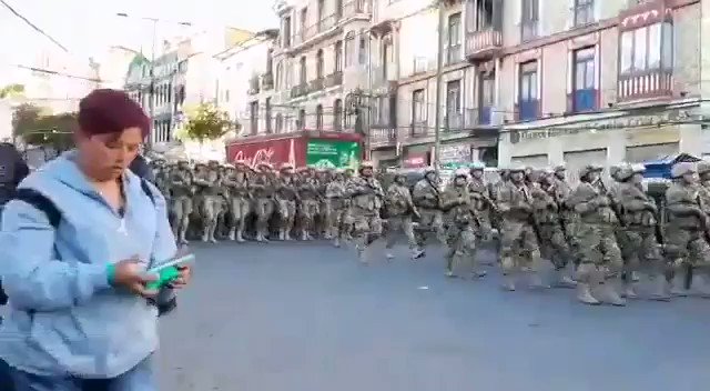 Con la militarización de las ciudades más importantes de #Bolivia rige un estado de sitio de facto que ha suspendido derechos y garantías constitucionales del pueblo, una prueba más de la dictadura de Áñez que gobierna el país.