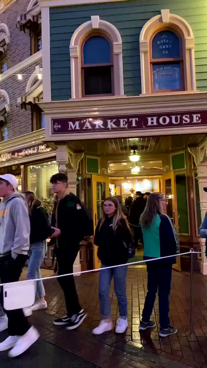 omg... the current line for Starbucks at Disneyland before #RiseoftheResistance 😭 even I don’t want my iced coffee that bad