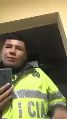 ¿Por qué el policía necesita que el muchacho desbloquee el celular? ¿Acaso no tiene derecho a grabar?¿La policía no debería tener un entrenamiento para reducir en lugar de agredir? 😠