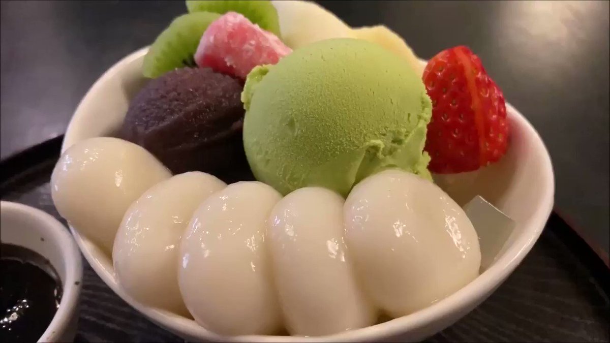 東京都巣鴨駅近くにある甘味処「夢の味きりん」の、大粒でもっちもちの白玉が入った「白玉とアイスクリームと季節のフルーツあんみつ」✨黒蜜も付いてきて好みに合わせて掛けられます!アイスは抹茶とバニラから選べます!