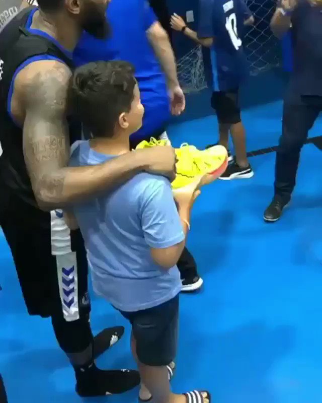 Atitude nobre do nosso #MVP Bennett ✊🏽
Após a vitória diante do @bsktunifacisa, ele deu o seu par de tênis para um garoto torcedor da Unifacisa.
Infelizmente esse tipo de coisa não vira notícia, portanto, vamos divulgar👏🏽
#GoPinheiros #morethanagame #ThisIsWhyWePlay #respect