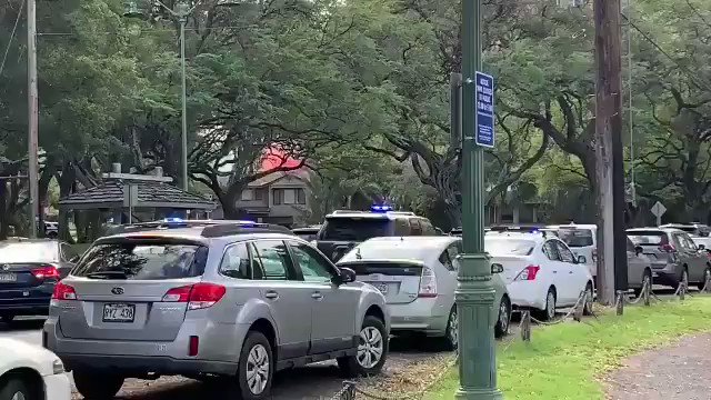 #BREAKING UPDATE:
- Police blocked off the whole area as Multiple houses now on fire.
- 1 dead.
- Multiple police officers injured.
- Unclear what caused the fire some reports say the suspect has set the house on fire. Some reports say it caused by the shooting..
#honolulu