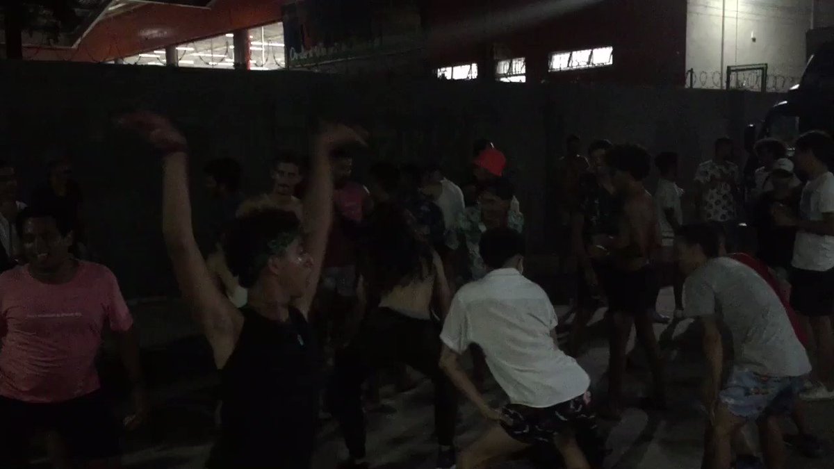 NEM A POLÍCIA ATRAPALHA AS GAYS DANÇANDO KKKKKKKKKKKKK