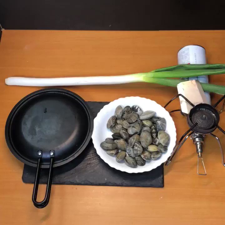 見てるだけで美味しそうｗｗアサリの酒蒸しと熱燗のベストコンビ。