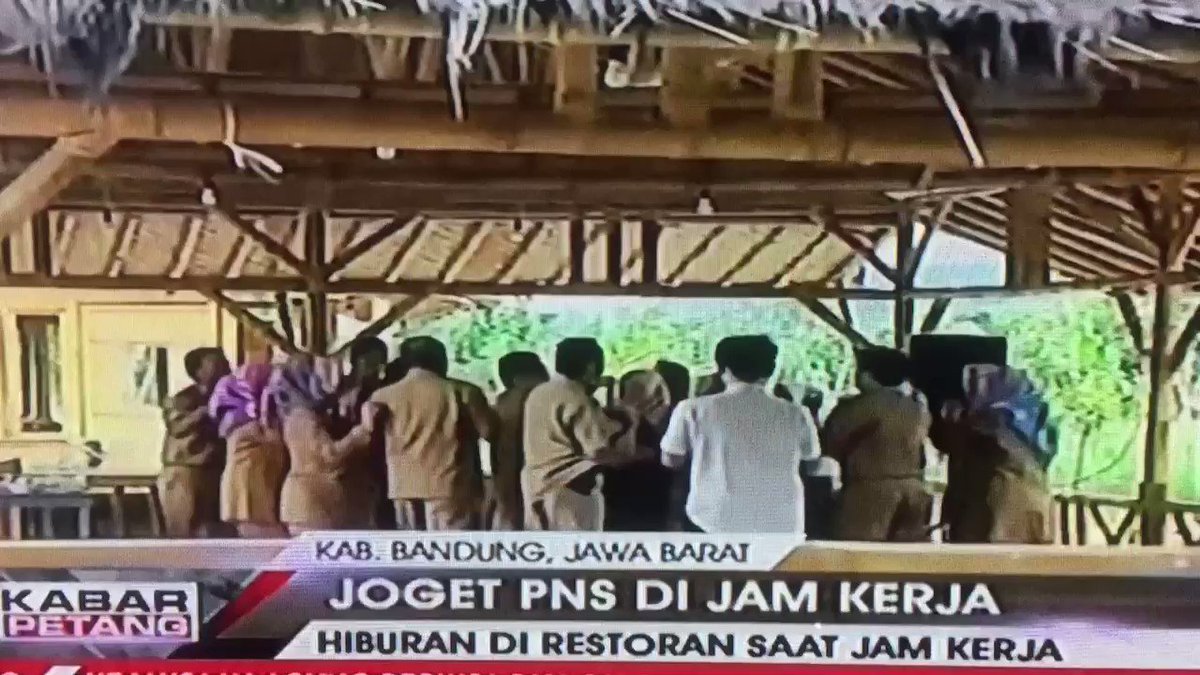 Bandung Jabar mmg Okejam kerja PNSnya joget2 asyik laki perempuan bahkan ditonton pelajar sekolah. cc : @ridwankamil #kabarpetangtvOne👇