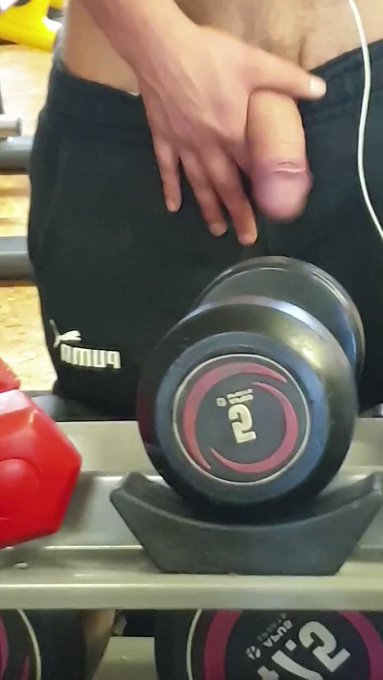 Je l'ai fais !! Exhib en sale de sport putin de stress j'ai fais au mieux, 3 personne sont arriv&eacute;es.