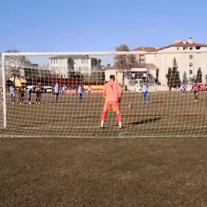 Scénario fou en 3è div 🇹🇷 !90", le 🧤 d'Usakspor arrête un pénalty mais écope d'un jaune pour ne pas être resté sur sa ligne. 😠Le pénalty est retiré et resauvé mais il reçoit un 2nd jaune pour être resorti de sa ligne.🤦♂️Un défenseur prend sa place... Et arrête le tir ! 😳