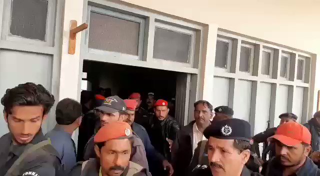 पाकिस्तान की 14 साल की महक कोर्ट में फफककर रो पड़ी और कहा कि मुझे मेरे माँ बाप के पास जाना है
पर जज साहब ने उसे उसके अगवा करने वाले के हवाले ही कर दिया
अब अगली तारीख तक वो उसको मार पीटकर, डरा धमकाकर ये कहने को मजबूर कर देंगे कि उसने अपनी रजामंदी से ये निकाह पढा है
@PTI_News @ANI