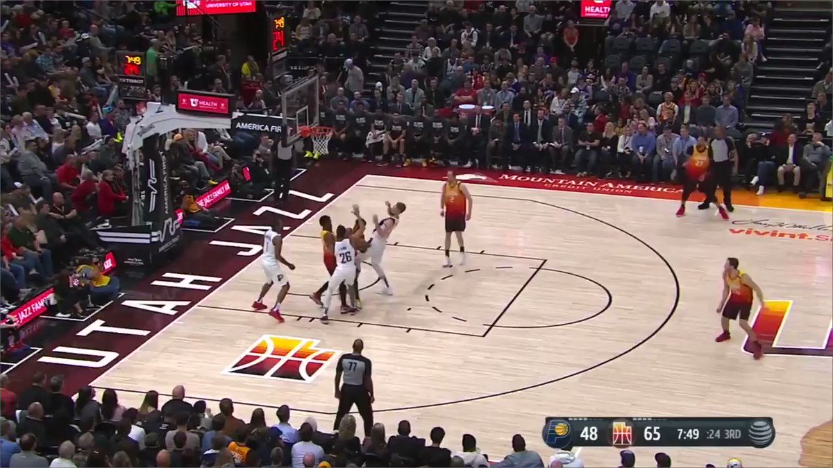 Donovan Mitchell lobs it to Gobert 😤