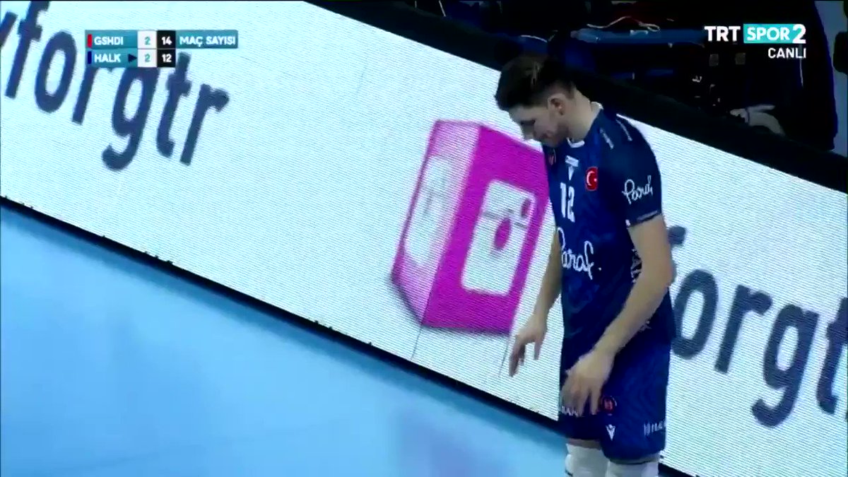 Halkbank karşısında setlerde 2-0 geriye düşen #FileninAslanları, müthiş bir geri dönüşe imza atarak karşılaşmadan 3-2 galip ayrıldı. 💪Tebrikler @GSVoleybol1905 👏