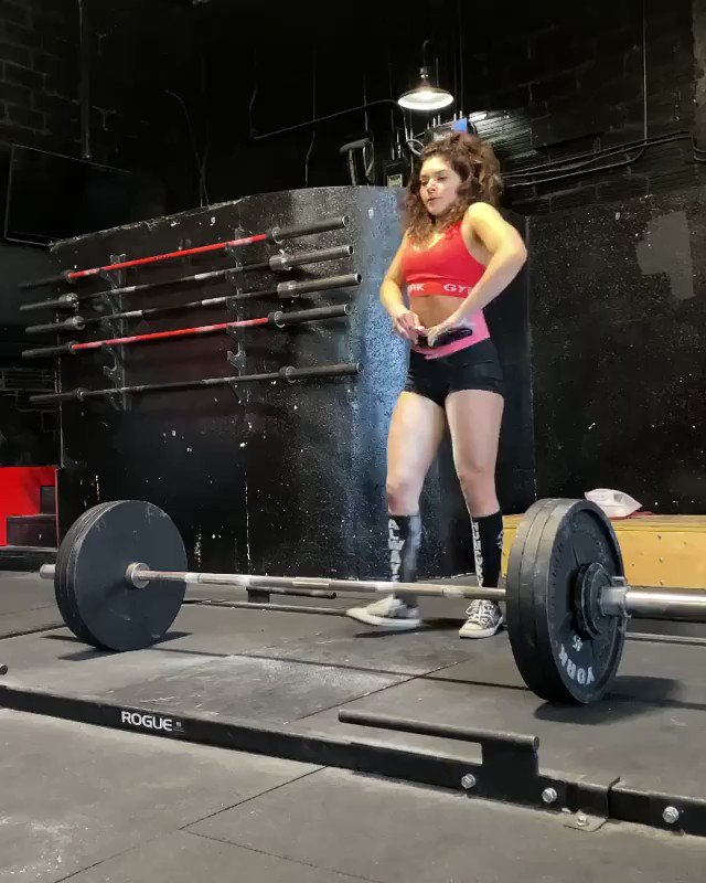 “19 y/o woman deadlifts 150kg at a bodyweight of 47kg https://t.co/1JEvjKb6...