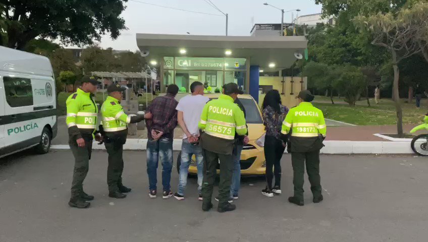 #Noticia La captura de cuatro sujetos quienes se movilizaban en un vehículo tipo taxi, donde hurtan a dos jóvenes sus pertenencias, en la carrera 52 con calle 134 localidad de #Suba.#TodosContraElHurto