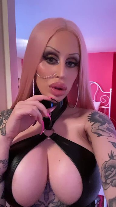 Spoil me daddies ?? https://t.co/bkcw5Utq4L