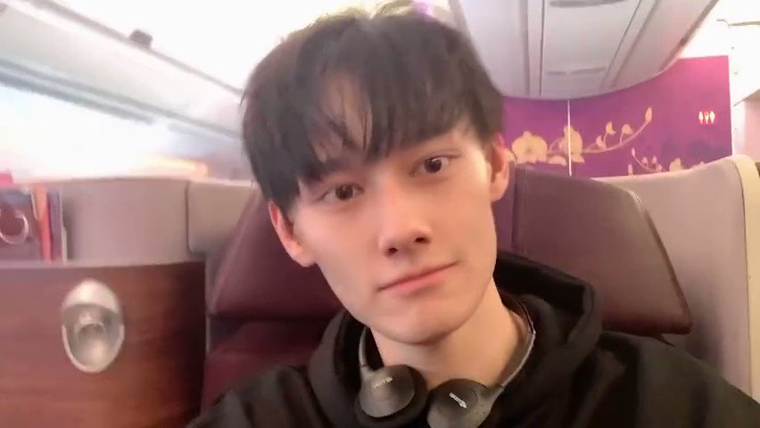 🍊ตอนนี้ผมอยู่บนเครื่องที่กำลังไปประเทศไทยครับ ผมอยู่กับไห่ควาน 🌊 hi hello🍊 hello🌊 hi🍊 แล้วก็...ถึงแล้วครับ เดี๋ยวผมจะให้ดู สิวขึ้นอีกแล้วอ่ะ ใหญ่มาก คาดหวังกับการมาไทยครั้งนี้นะ อยากกินของอร่อยเยอะๆเลย#ควานเฉิง