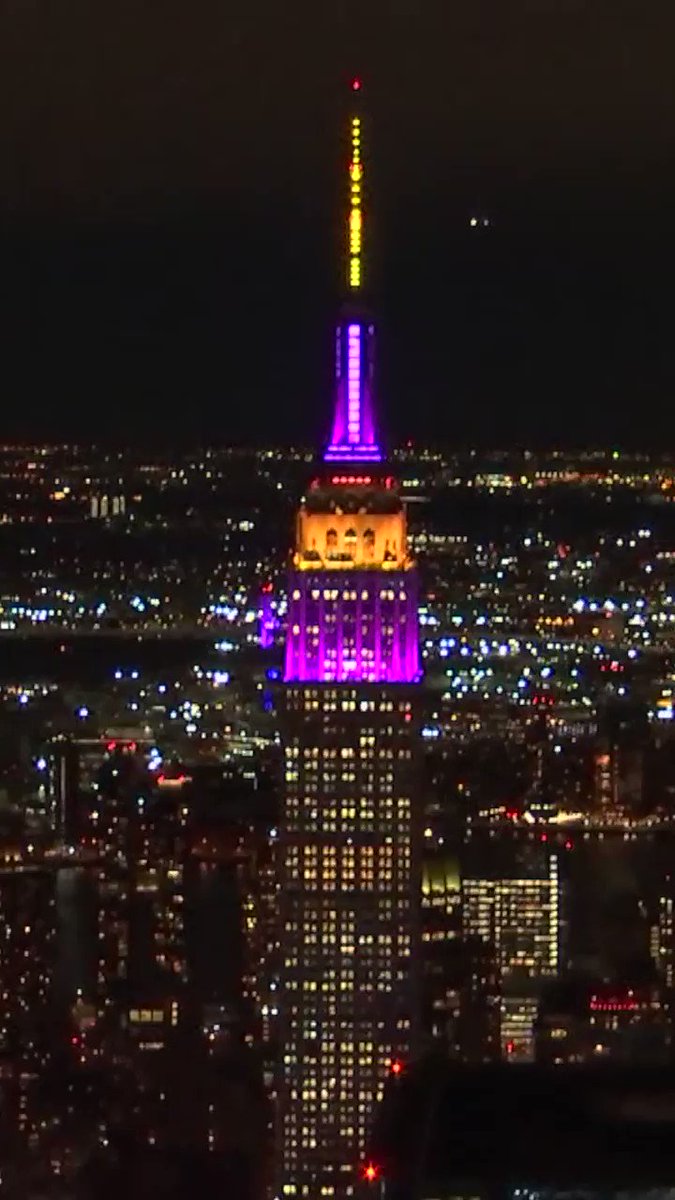 liz (@dirtytucson) on Twitter photo 2020-01-28 06:32:27 NYC’s Empire State Building is lit up purple & gold to honor Kobe 💜💛 NYC’s Empire State Building is lit up purple & gold to honor Kobe 💜💛