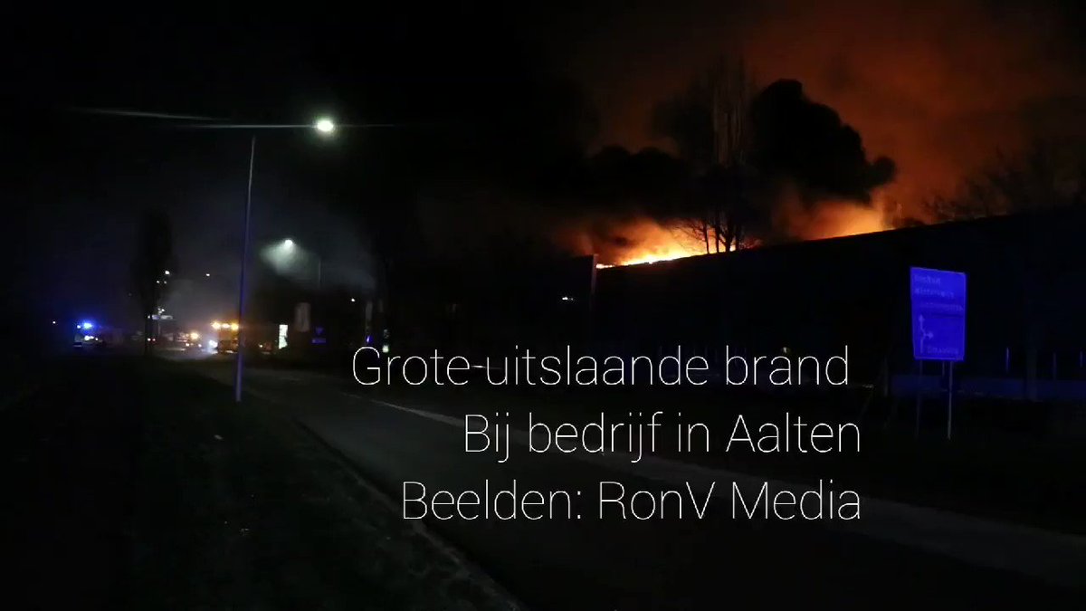 Korpsen uit wijde regio bestrijden brand bij Virupa in Aalten.