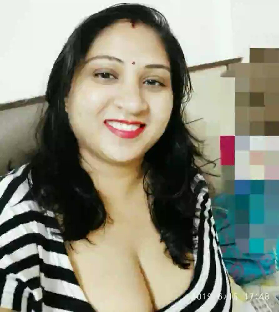 Bengali boudi boobs