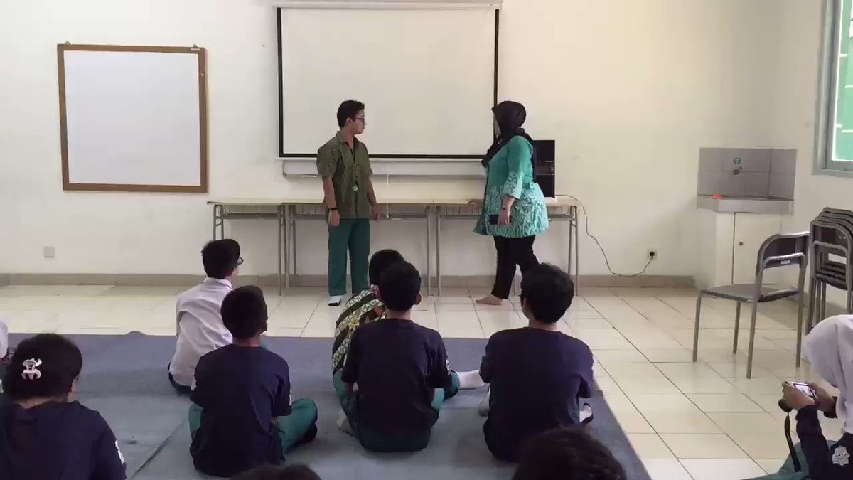 Dita Juwita - Sekolah tempat aku ngajar termasuk sekolah inklusi. Hari ini ada kegiatan OSIS bonding bersama anak-anak yang spesial. Dan ini penampilan salah satu murid aku yang autism, nyanyiin lagu Queen - Love of My Life :’) 