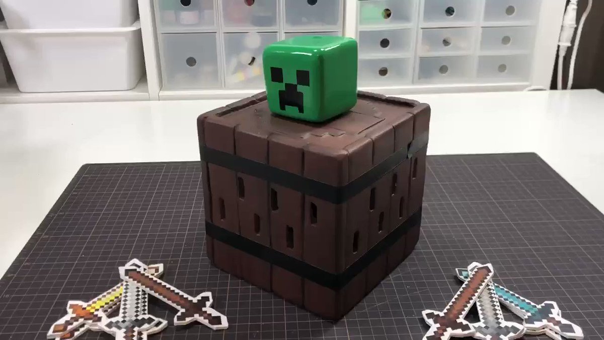 熊野なか マインクラフトの黒ひげ危機一発風のおもちゃ マイクラ危機一発 を作りました 樽ブロックにクリーパー かスティーブをセットして樽の横穴に剣を刺して当たりに刺さってしまうと人形が飛び出ます